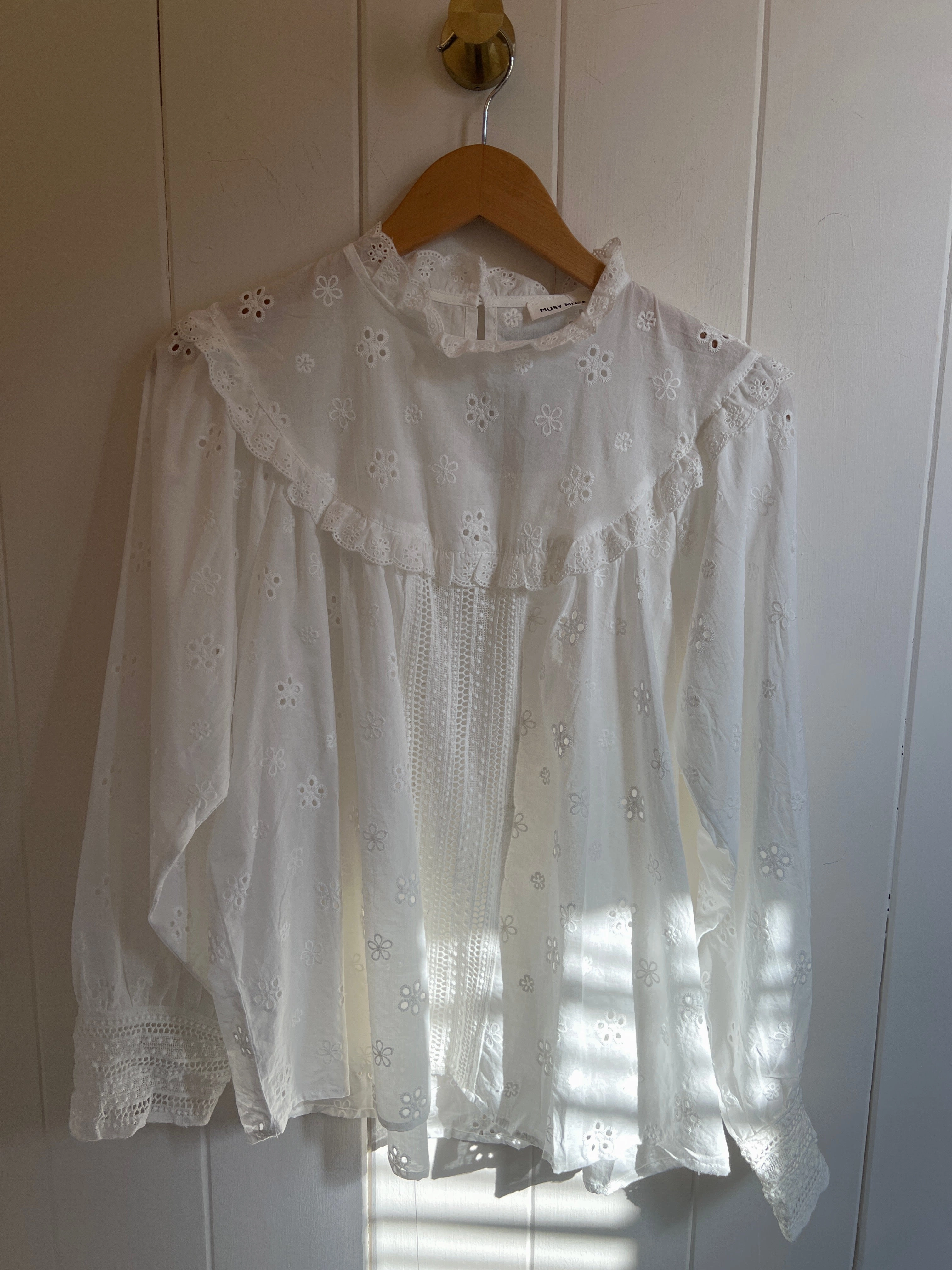 BC Broderie Blouse - White Breathable Ventilation FrictionResistant Edges