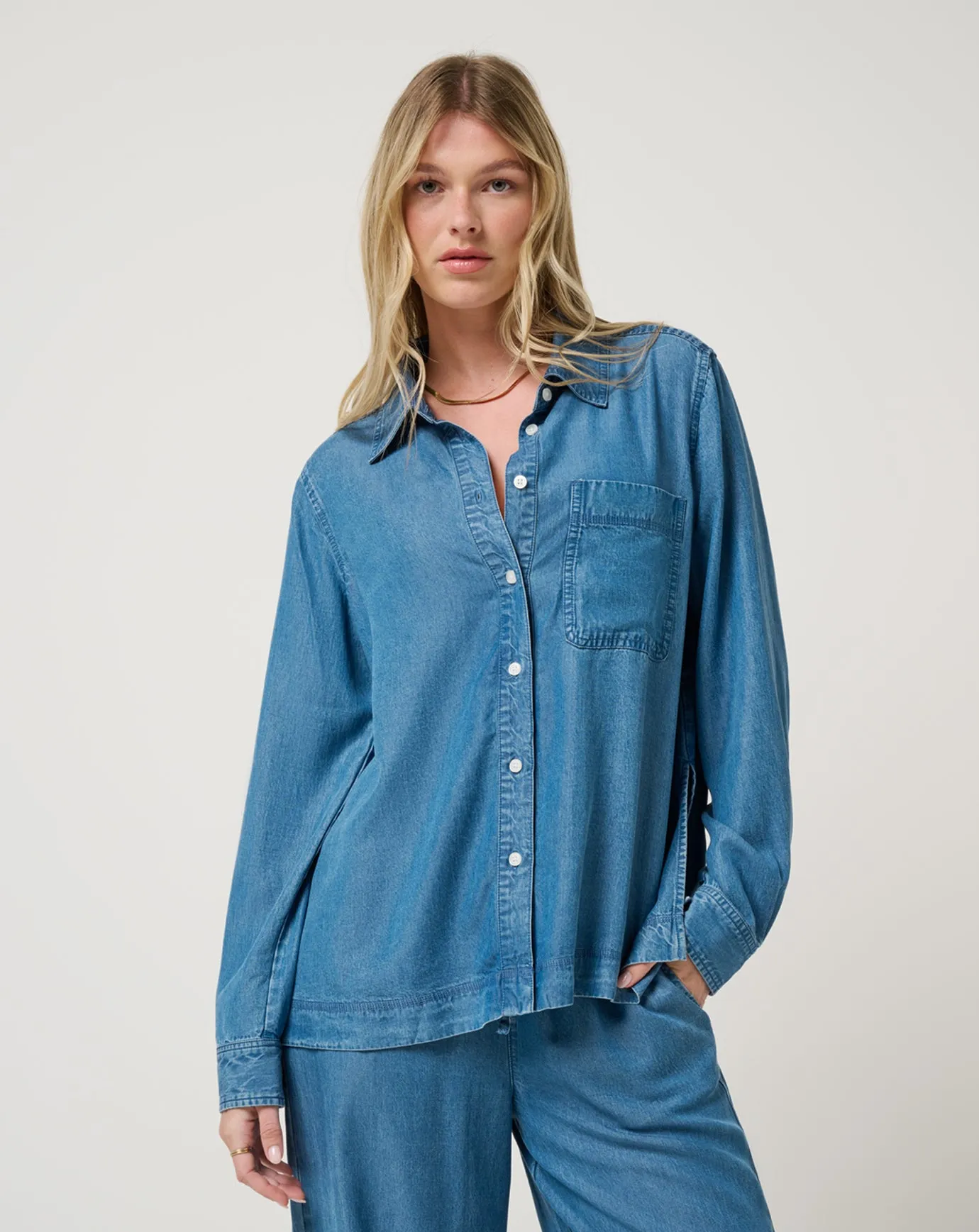 Chambray Button Down Long Sleeve FullCut Shoulder OdorResistant Fabric