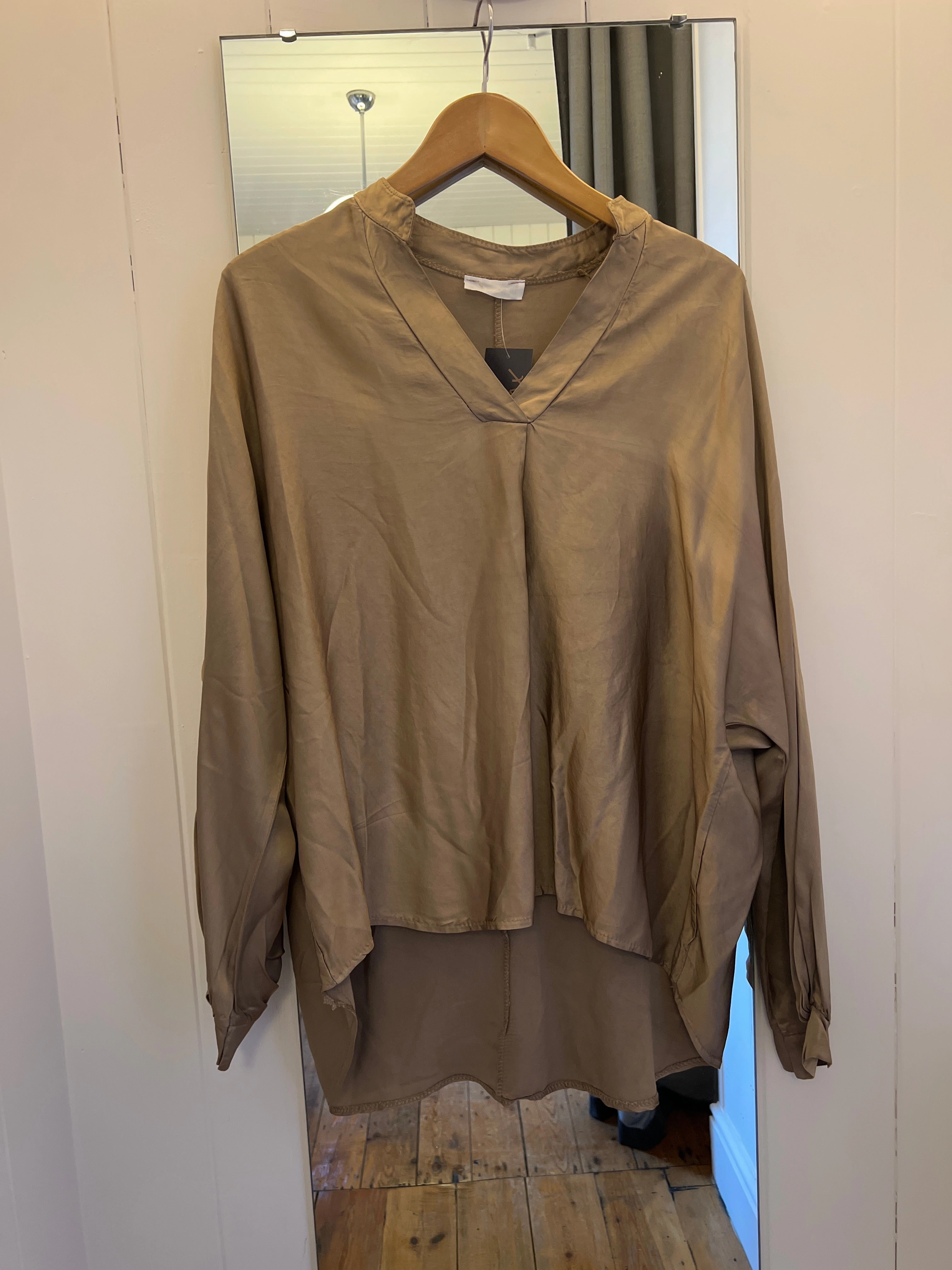 NonRestrictive Cut BreathableMeshInsert Voy 82951 Silk Top - Gold