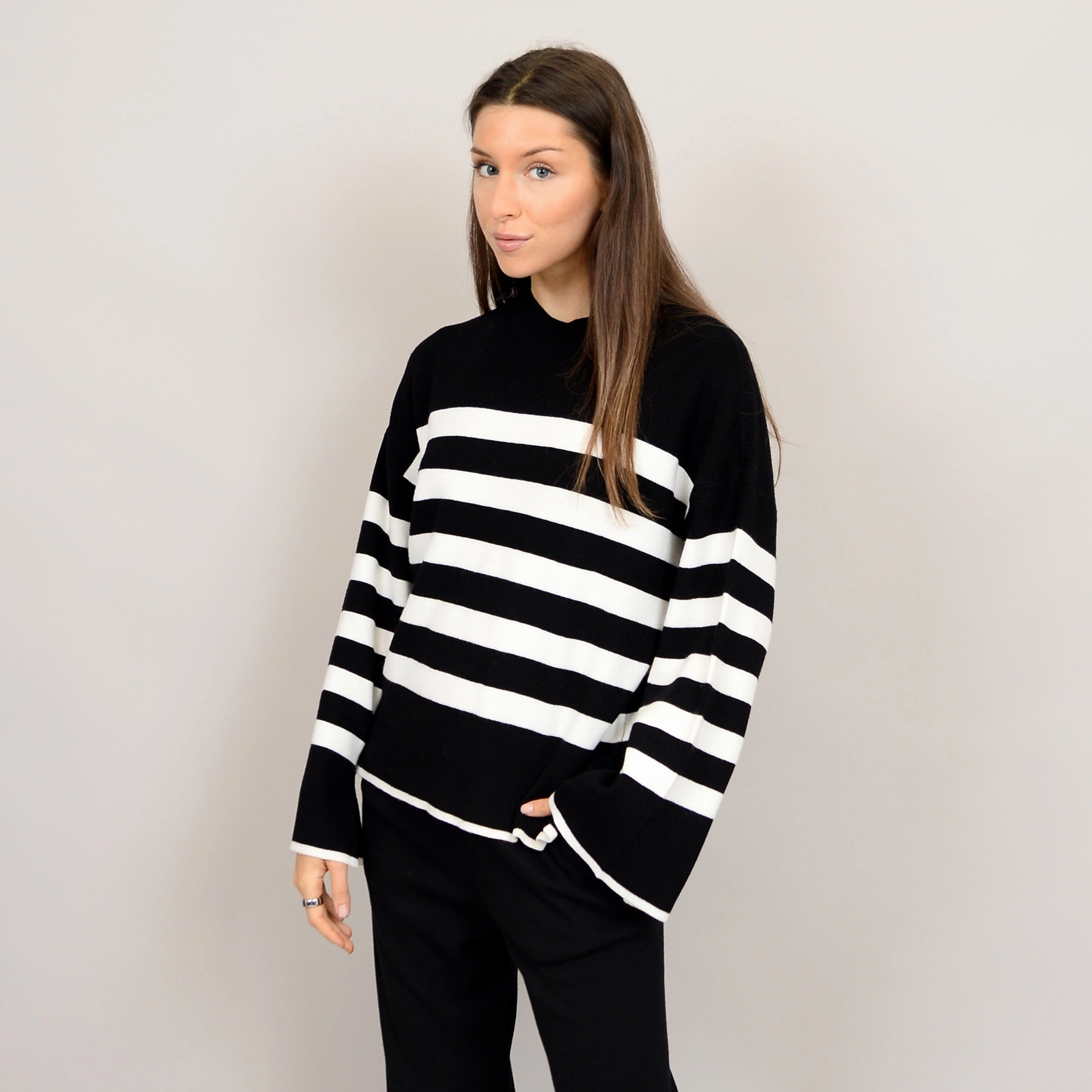LIGHTWEIGHT STRIPE CREWNECK SWEATER (BLACK AND WHITE) Warm Look Chilly Wardrobe