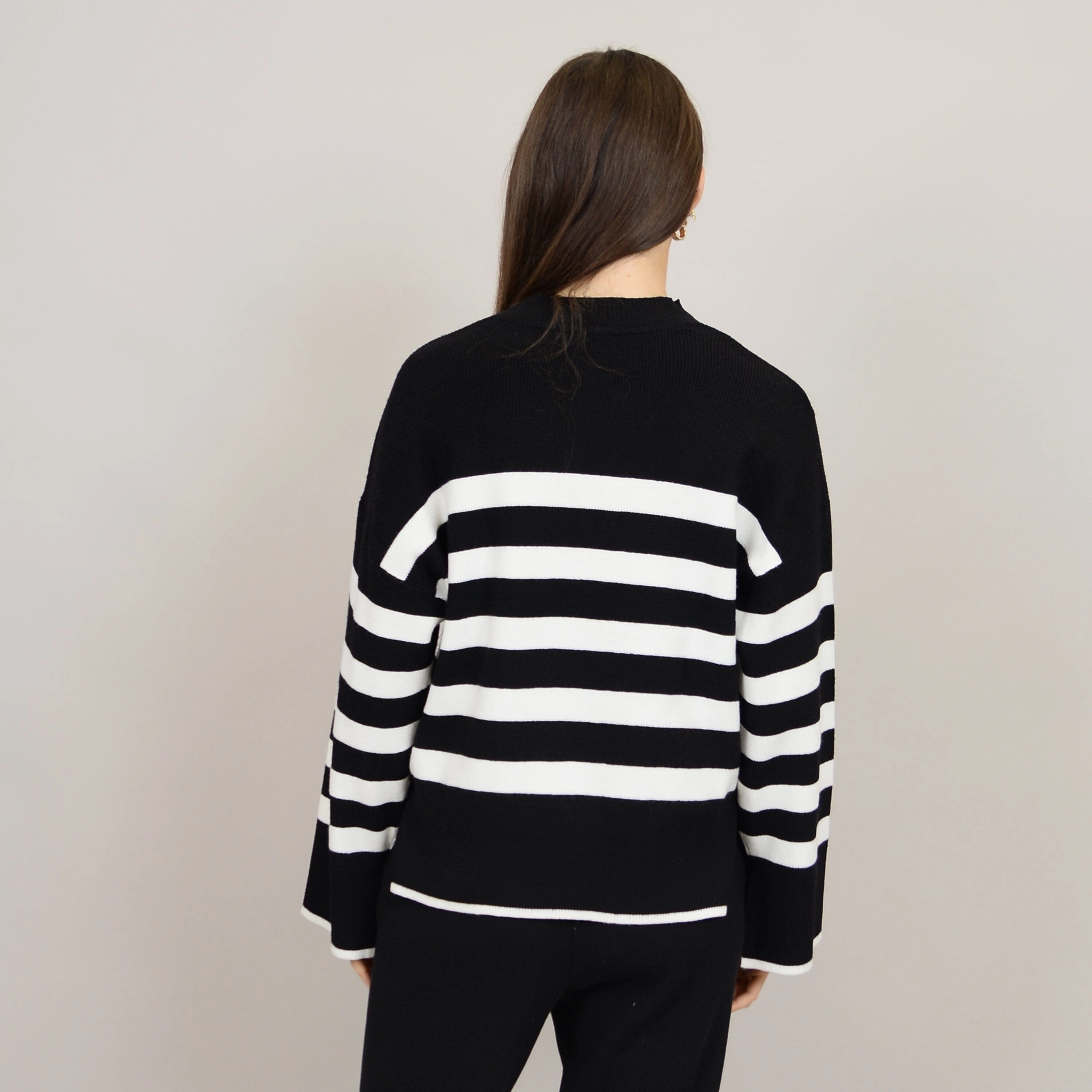 Soft Feel LIGHTWEIGHT STRIPE CREWNECK SWEATER (BLACK AND WHITE)