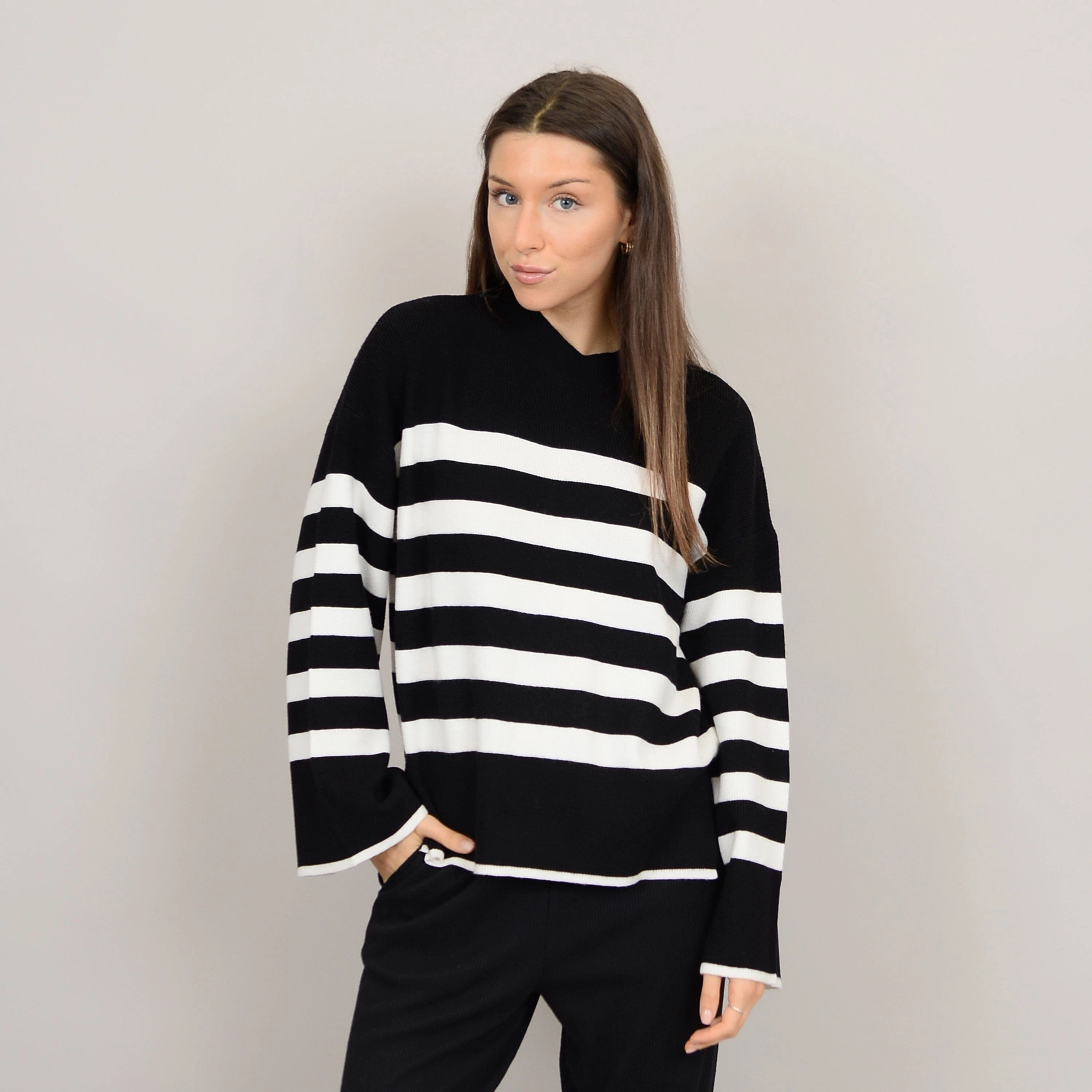 LIGHTWEIGHT STRIPE CREWNECK SWEATER (BLACK AND WHITE) Comfortable Stretch