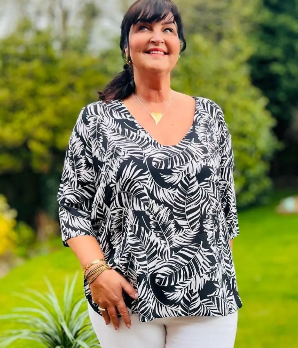 DurableBlend Non Irritating Seam Finish Monochrome Leaf Tunic Top