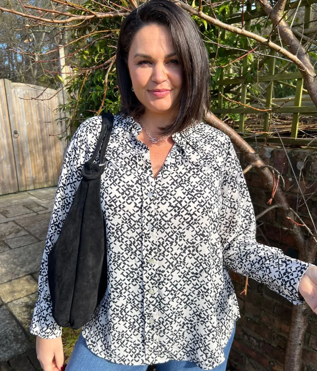 BreathableBackVents Weighted Hem Trim Ecru Dash Print Becca Shirt