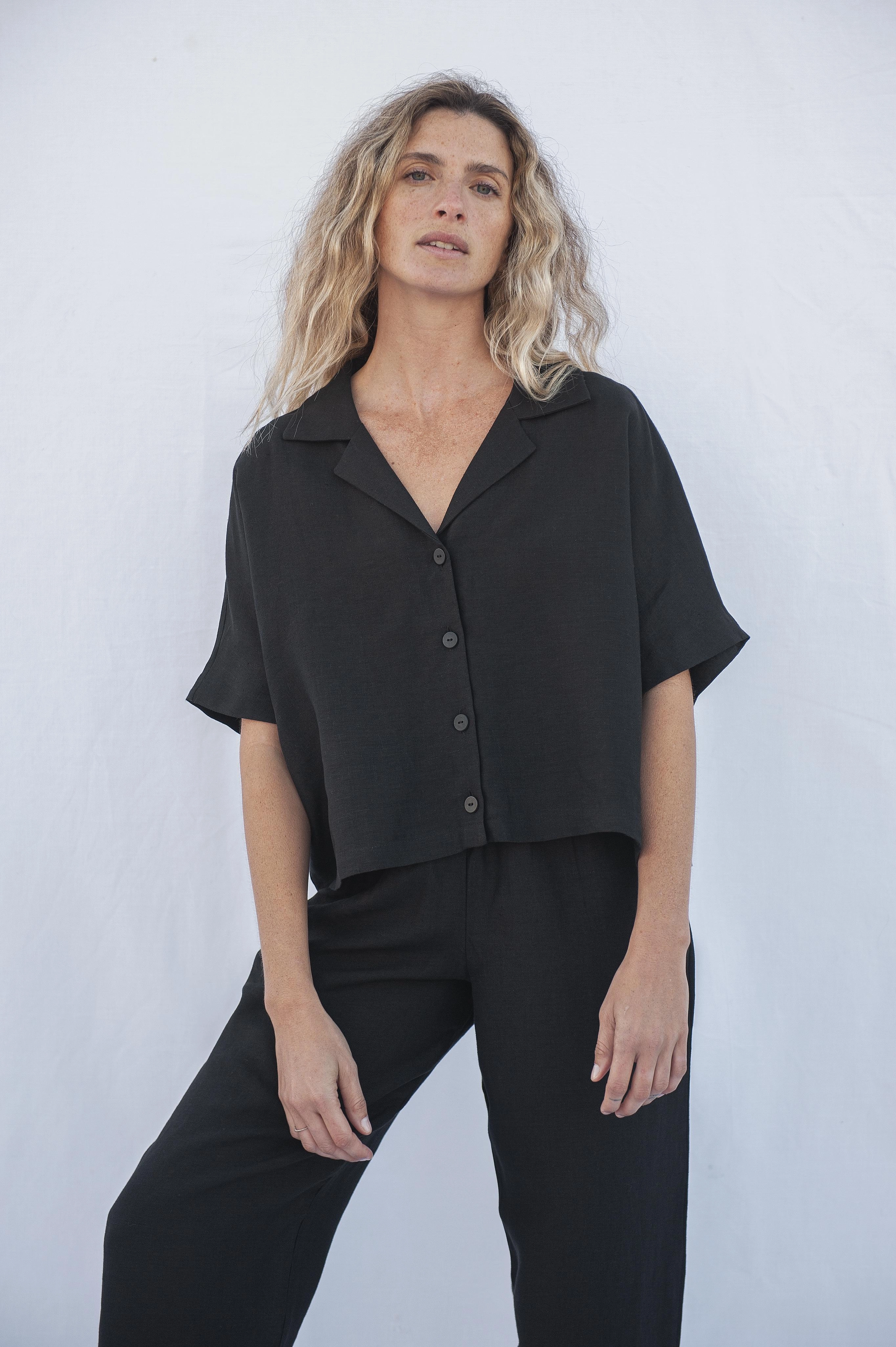 Year-Round Wear Ergonomic Back Panel Elise Linen Blouse Black