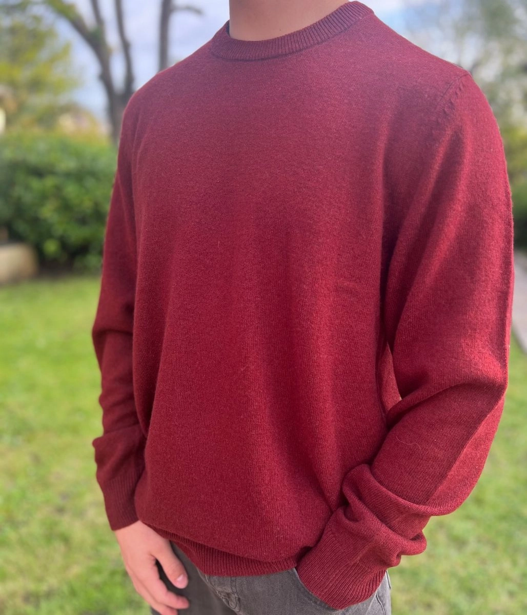 Burgundy Men's Extra Fine Lambswool Jumper Comfy Material Sleek Design