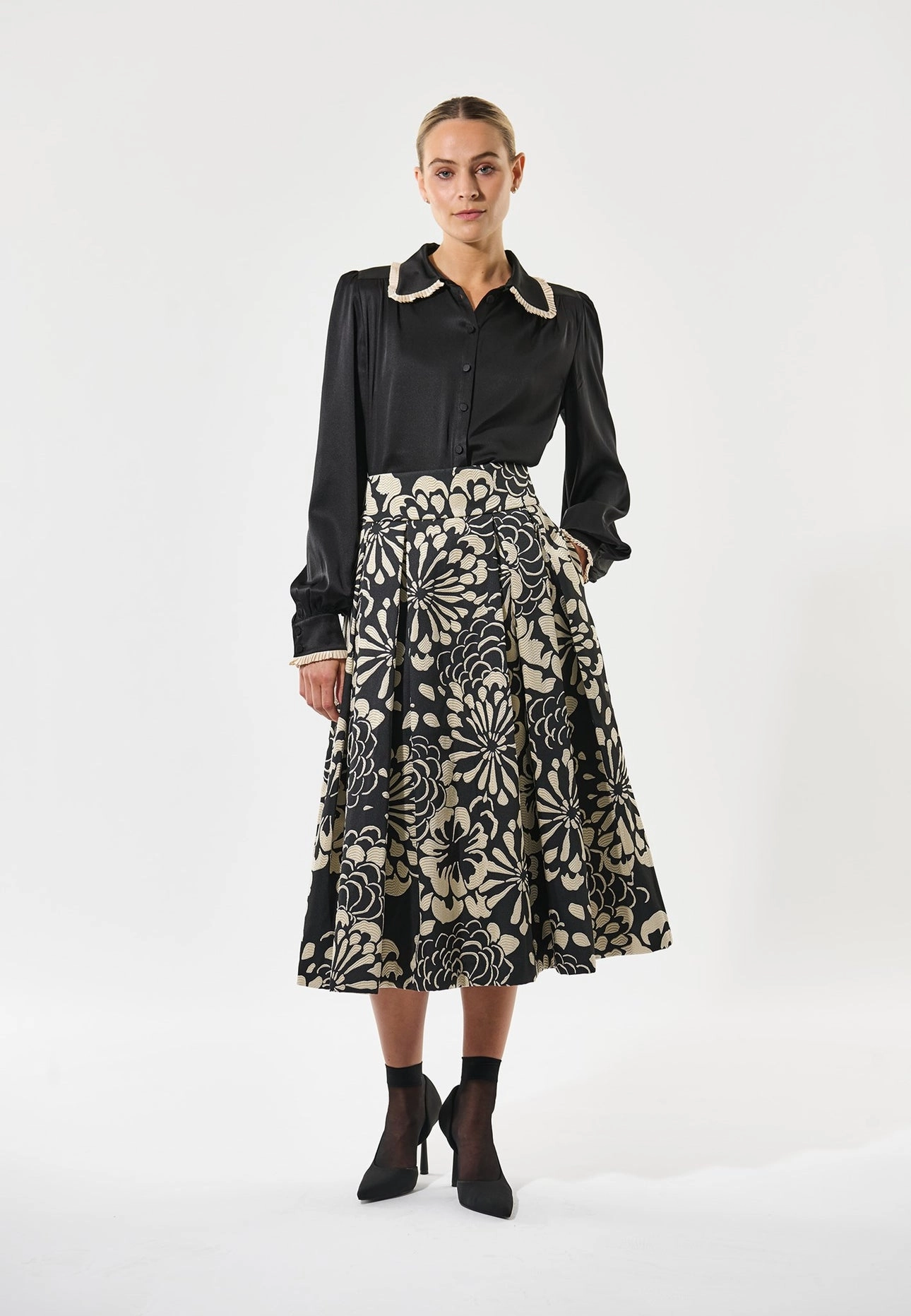 Umadea Blouse - Black/Porcelain Flowy Tunic