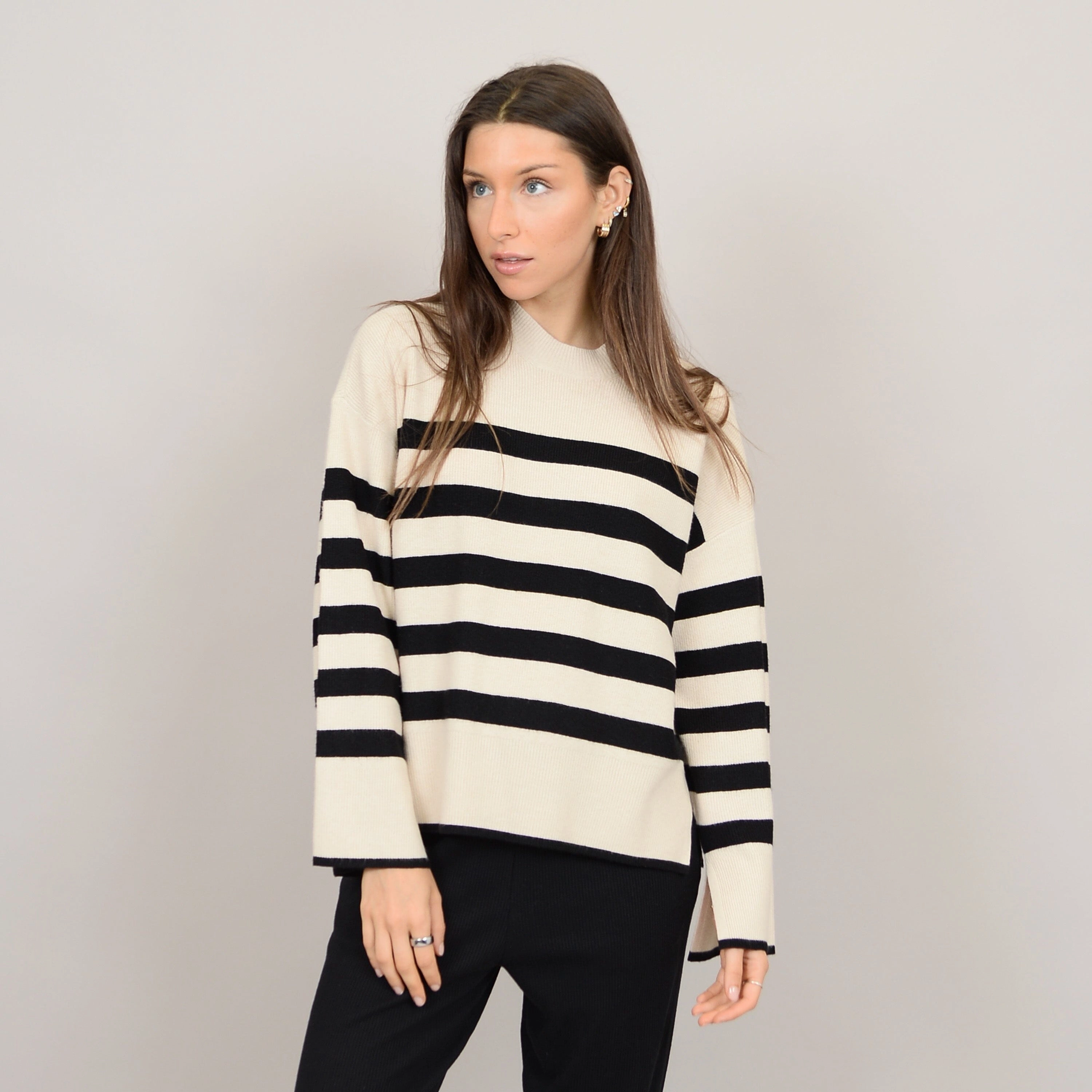 Chilly Layer Cozy Base LIGHTWEIGHT STRIPE CREWNECK SWEATER (WHITE AND BLACK)