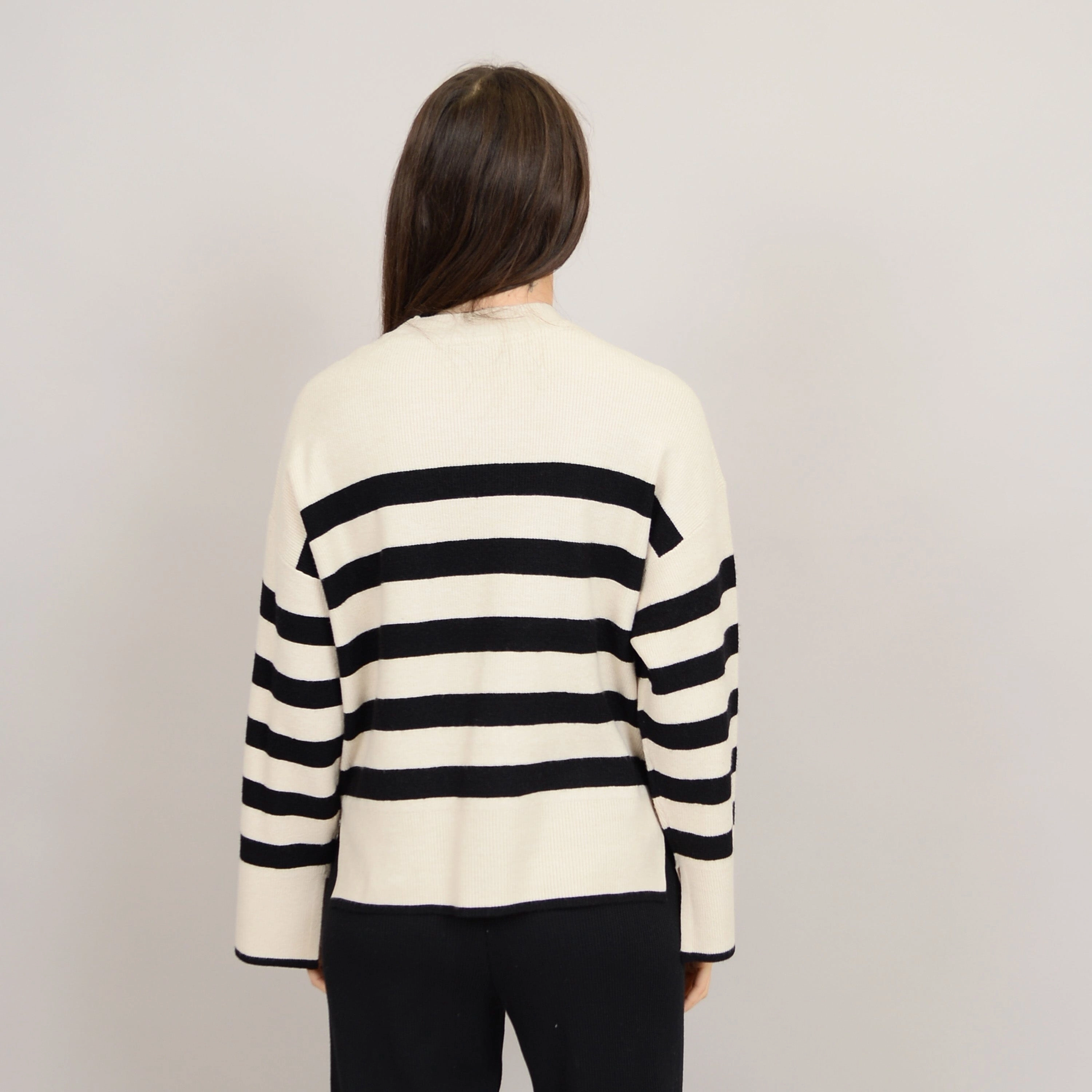 Thermal Locking Yarn Luxury Knit LIGHTWEIGHT STRIPE CREWNECK SWEATER (WHITE AND BLACK)