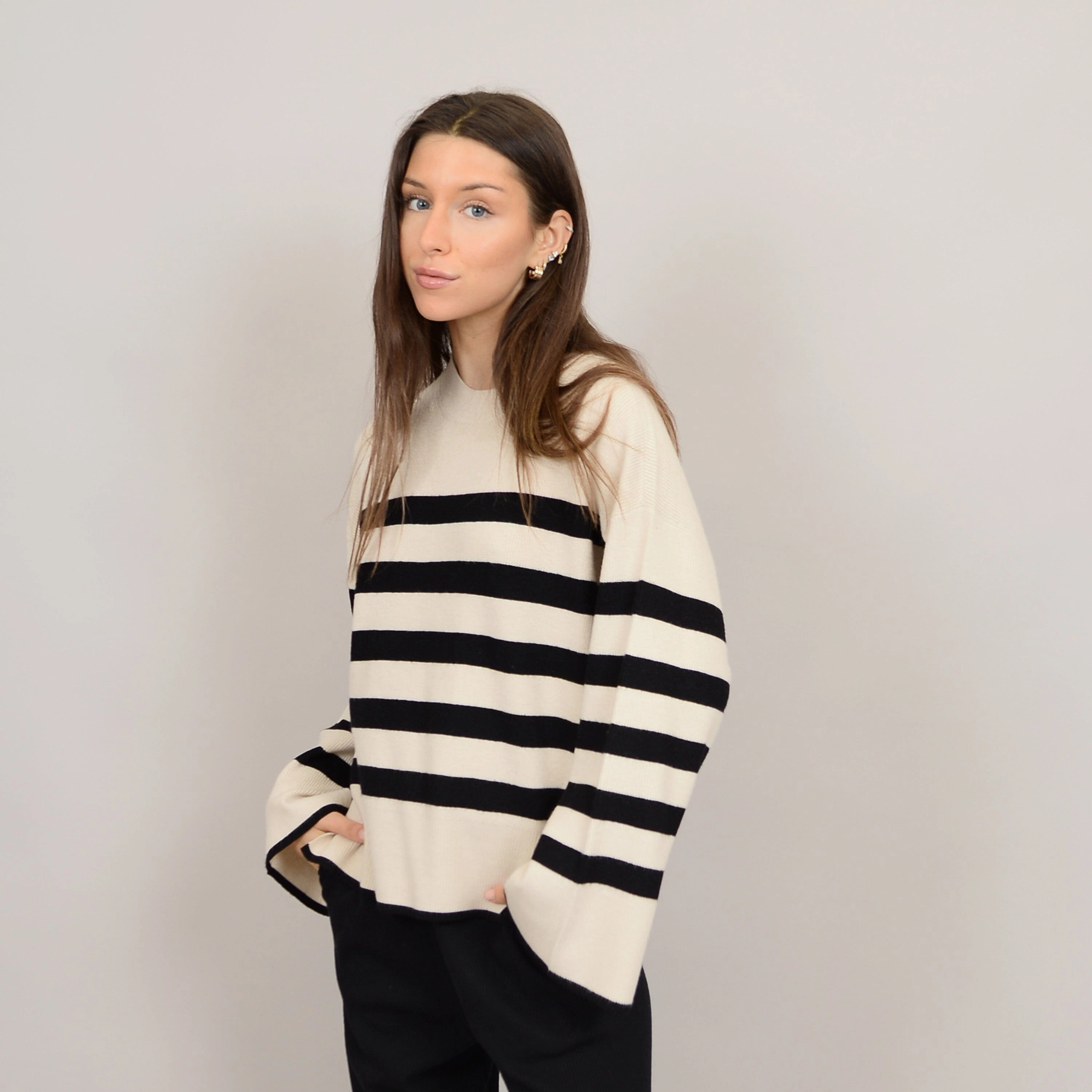 Versatile Stretch Knit Fit LIGHTWEIGHT STRIPE CREWNECK SWEATER (WHITE AND BLACK)