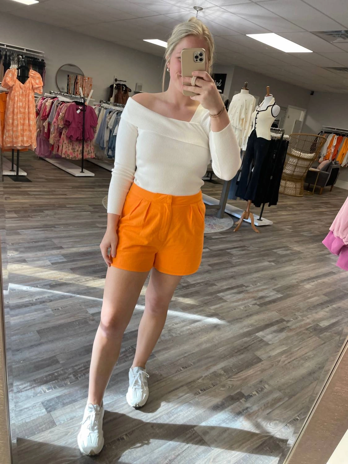 fitness enthusiasts Adjustable Fit Pleated Linen Shorts In Tangerine