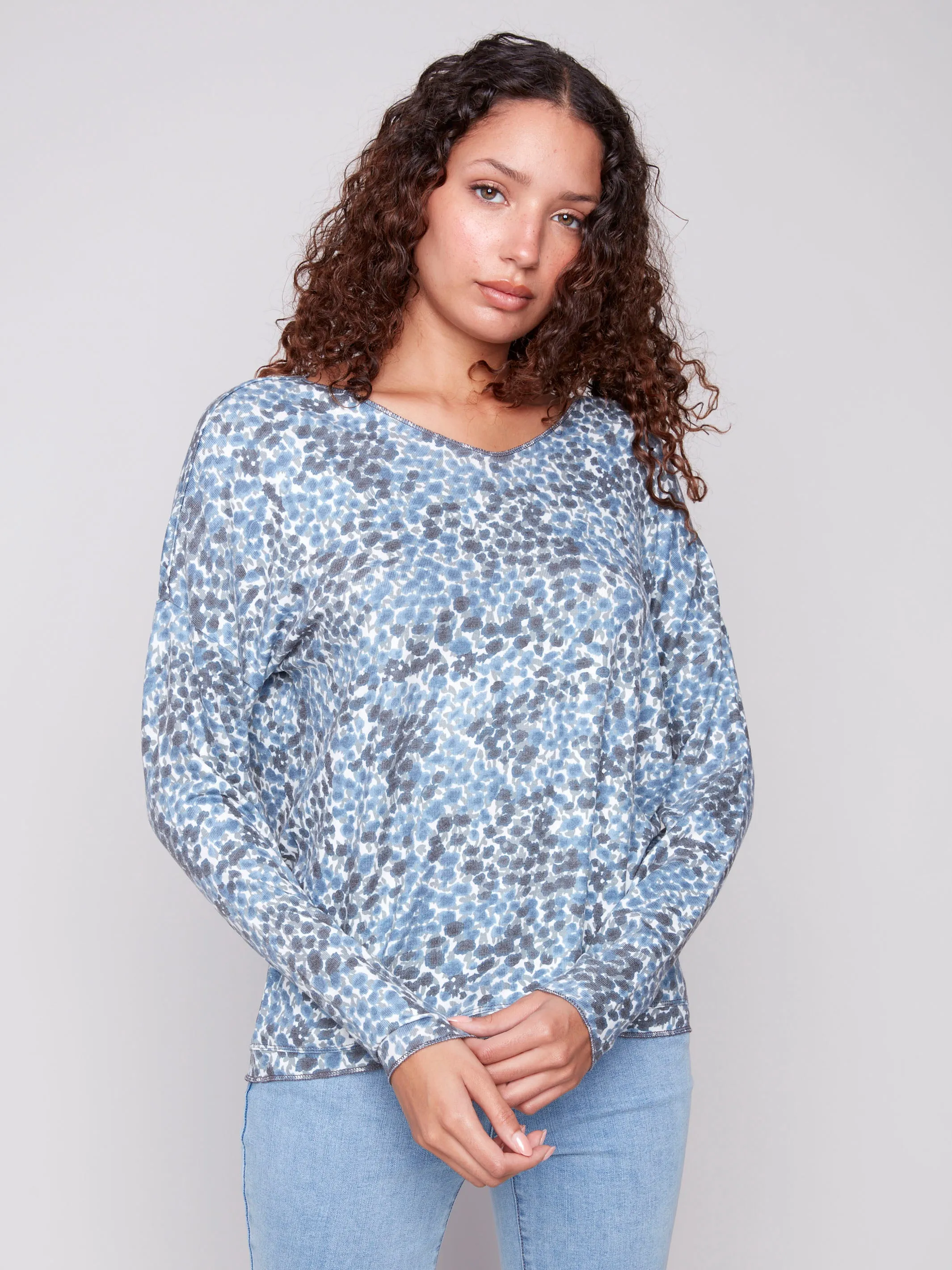 VentilatedBackPanel Adjustable Cuff Printed V-Neck Knit Top - Ditsy