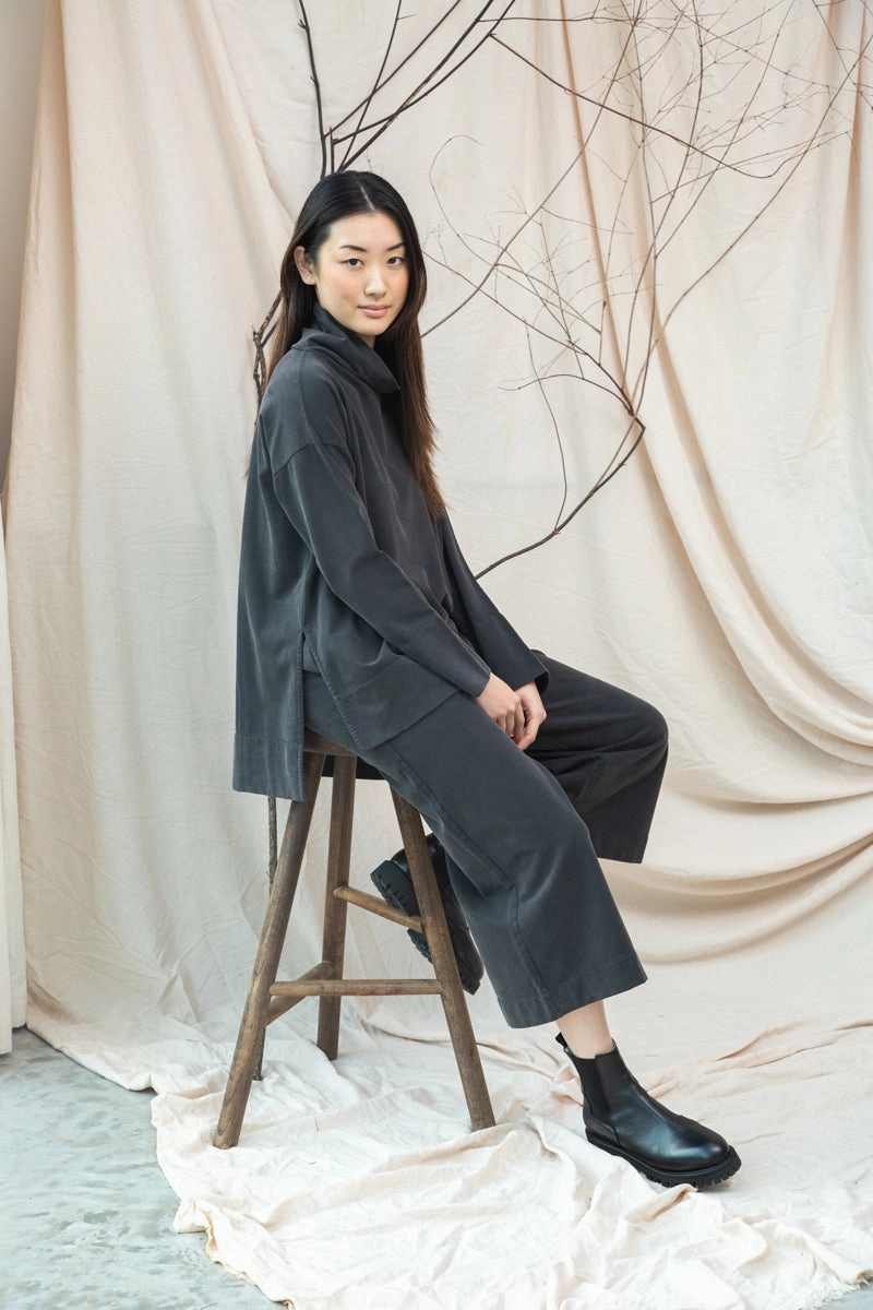 Taya Organic Cotton Felpe Trousers in Charcoal Stonewash Sleek Cut