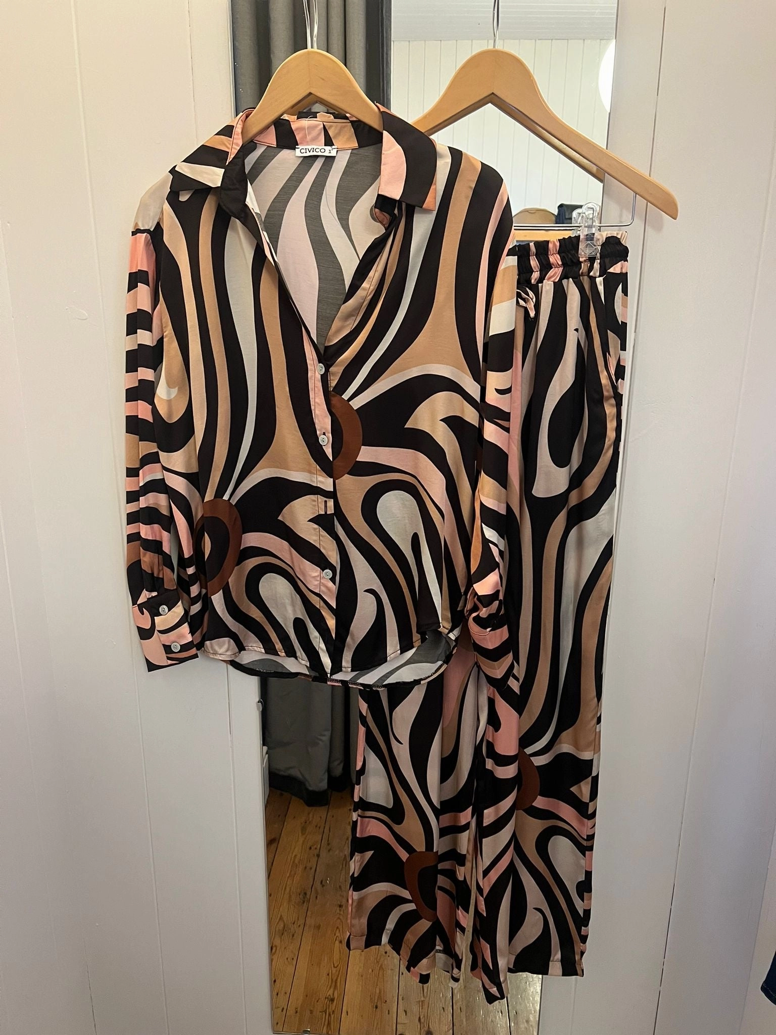 Voy 411 Printed Set - Pink FlatlockStitching Simple Cut