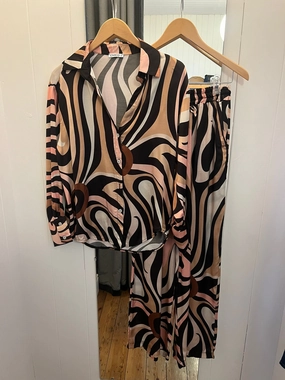 Voy 411 Printed Set - Pink FlatlockStitching Simple Cut