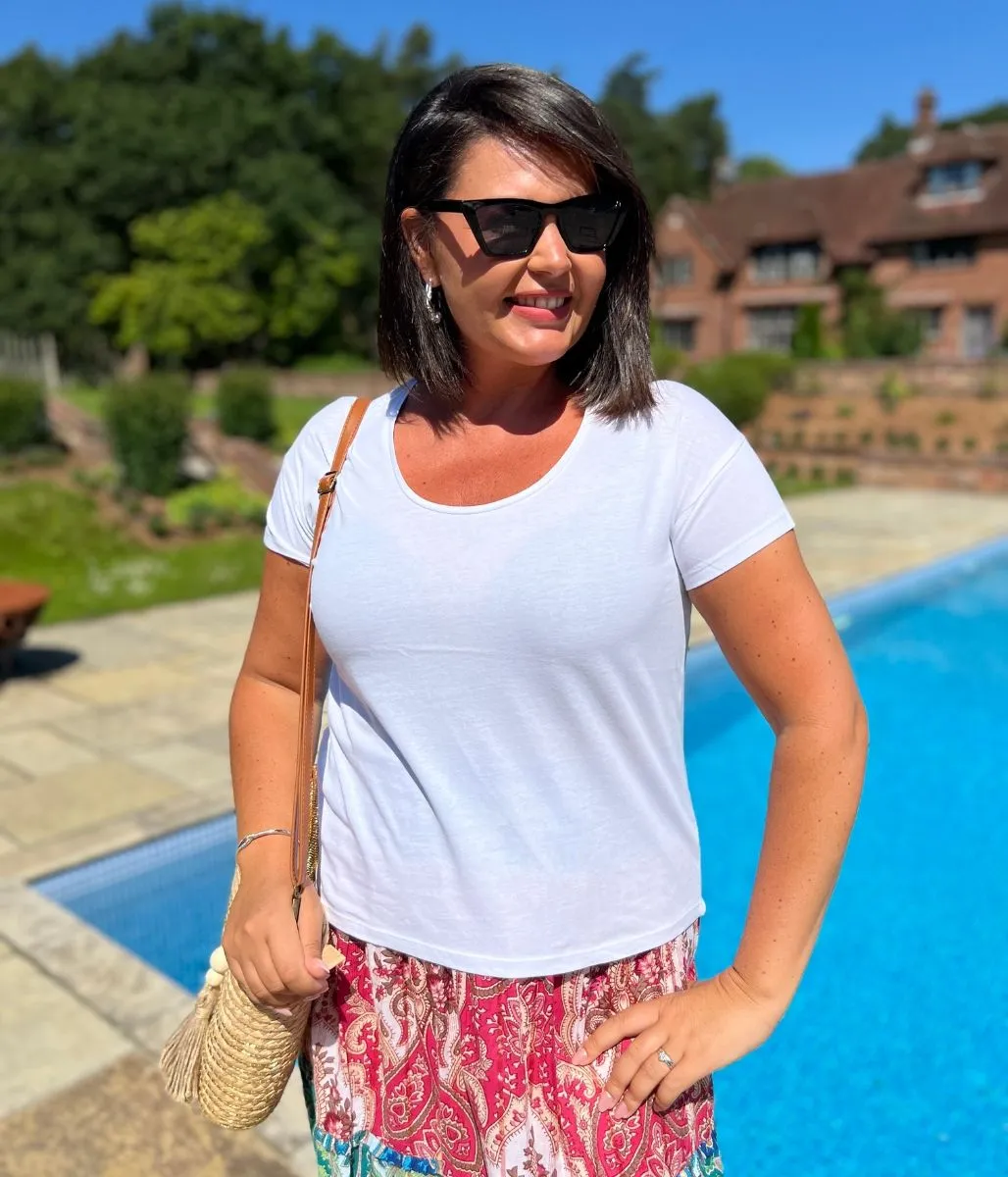 Fray Resistant Edges Comfortable Style White Basic Scoop Neck Tee