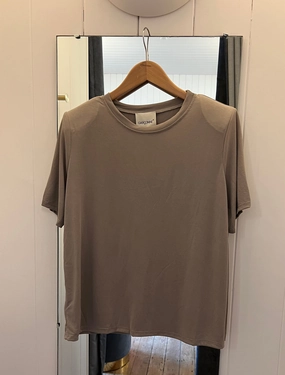 Tapered Side Panels Seamless Knit Design Y 2295 Tee - Camel